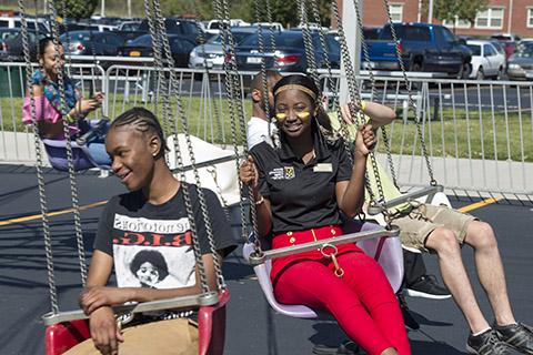 Students riding amusement park ride at Spring Fling